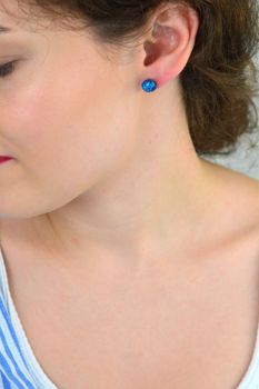 Srebrne kolczyki szkło weneckie opalizujące błękitem Murano 38.  Klasyczna, pięknie mieniąca się w świetle odcieniami błękitu biżuteria może stanowić centralny element  (1).JPG